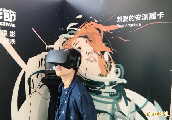 VR電影「站著看」，讓影迷觀影感動再升級。（記者黃佳琳攝）