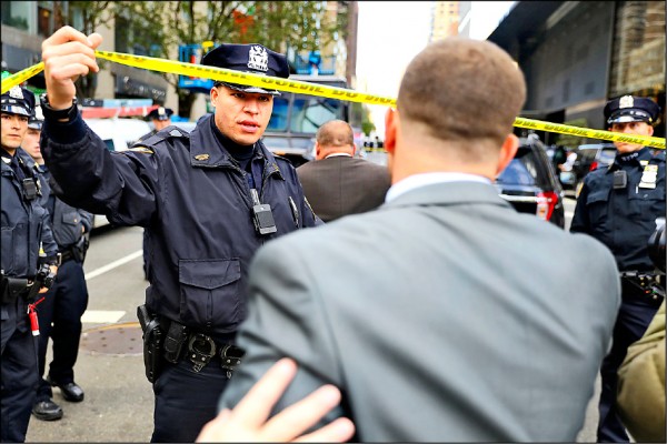 圖為警方封鎖CNN總部大樓。(路透) 圖為警方封鎖CNN總部大樓。(路透)