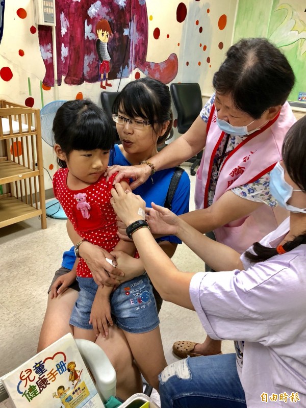 國健署說明，他們提供7歲以下7次兒童健康檢查，健康檢查項目主要包括：生長評估、身體檢查、發展評估等，只需帶兒童健康手冊及健保卡及負擔掛號費，就可定期接受服務。（資料照）