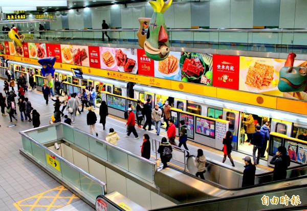 台北捷運今（25）日上午8時許，驚傳中和新蘆線（橘線）上有列車車廂散發煙霧和燒焦味。圖為捷運古亭站。（資料照）