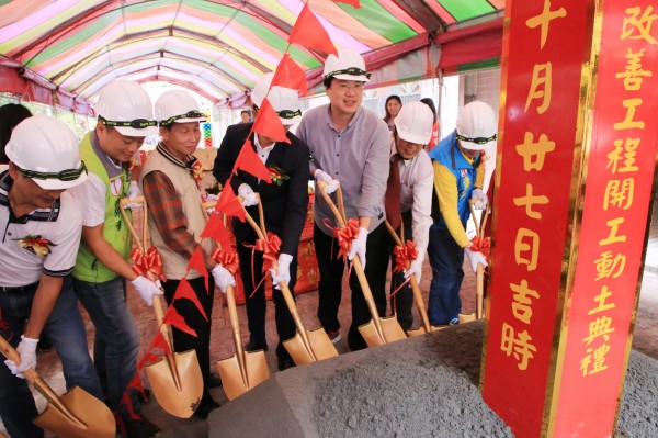 基隆市暖暖區幸福華城社區破管漏水問題存在多年，市府和水公司協助進行供水改善工程，27日舉行動土典禮。（記者林欣漢翻攝）