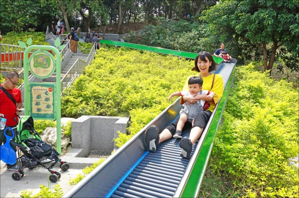 長達28公尺的滾輪溜滑梯為全台最長，親子可一同玩耍。（記者賴鵬翔／攝影）