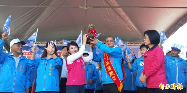 台中市副議長張清照成立競選總部，台中市長候選人盧秀燕送上鳳梨祝福「旺來」，並要民用選票教訓總統蔡英文及民進黨。（記者歐素美攝）