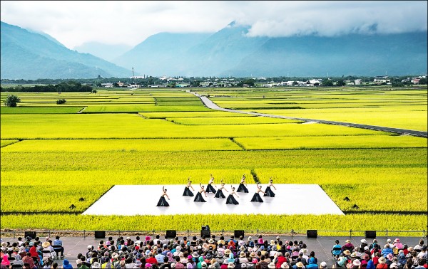 在金黃稻浪的包圍下，雲門舞集的經典舞作「松煙」，引領觀眾一起與天地吐吶。（台灣好基金會提供）