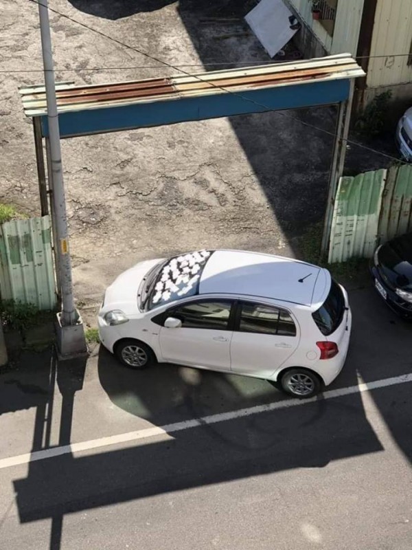 白色汽車停放在停車場門口,導致其他車輛都不得進出。(圖擷取自爆怨公社) 白色汽車停放在停車場門口,導致其他車輛都不得進出。(圖擷取自爆怨公社)