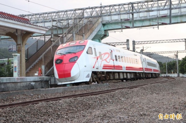 台鐵普悠瑪列車21日出軌翻覆，但至今台鐵高層仍頻頻閃避、推卸責任，讓台鐵一名列車長看不下去，跳出來揭露台鐵長久以來的多項問題。（資料照，記者林敬倫攝）