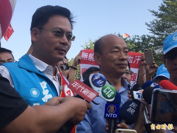 國民黨高雄市長候選人韓國瑜（右）到嘉義縣和縣長候選人吳育仁（左）合體造勢。（記者蔡宗勳攝）