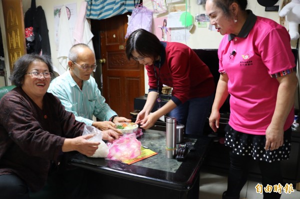 有些長輩無法前往據點，郭櫻花（右）就會找志工一起送餐到家。（記者邱書昱攝）