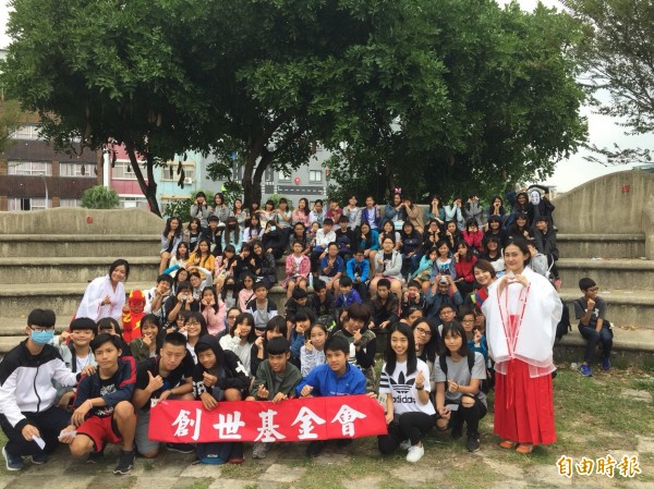 創世基金會台東安養院號召學生志工變裝走上街頭募集發票。（記者王秀亭攝）