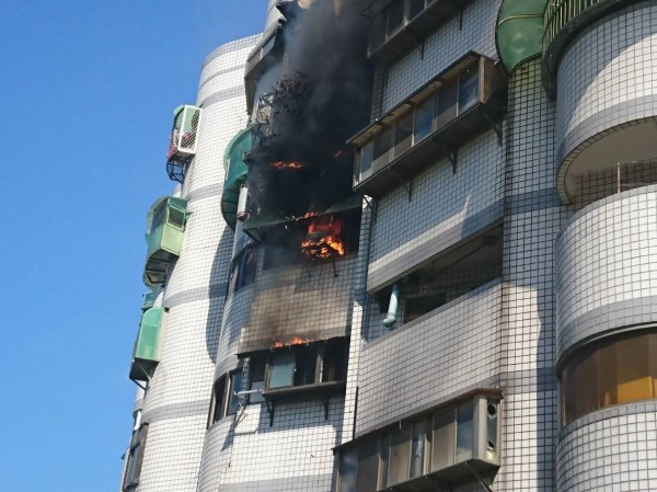 新竹縣竹東鎮1棟公寓大樓今天中午發生火警，警方和消防隊搶救中。（圖由新竹縣政府消防局提供）