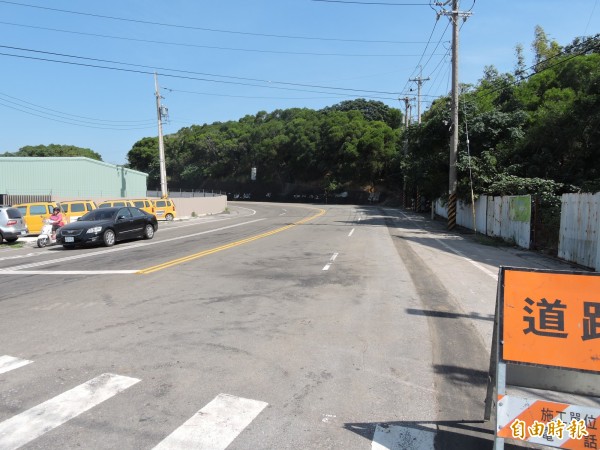 華山路車輛往來頻繁、路基受損，建設局展開路平工作。（記者蘇金鳳攝）