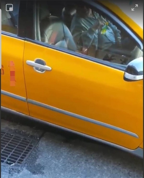 伍男在計程車內手淫，嚇到候車女性，被熱心民眾拍下。（記者吳昇儒翻攝）