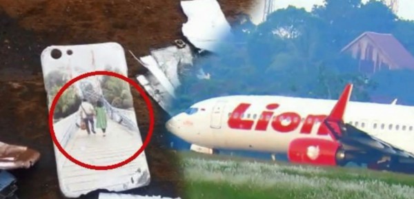 印尼獅航（Lion Air）墜海，機上189人恐無人生還。漂浮在海面上的遺物中，有個iPhone手機殼印著一對夫婦的背影。（圖擷自「Profil artis」YouTube）