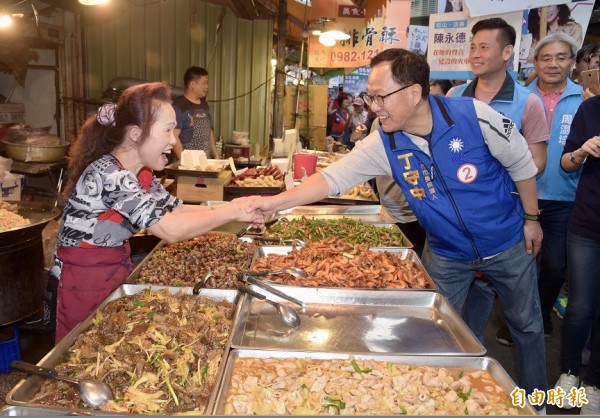 國民黨台北市長候選人丁守中30日赴虎林市場、永春市場掃街拜票。（記者黃耀徵攝）