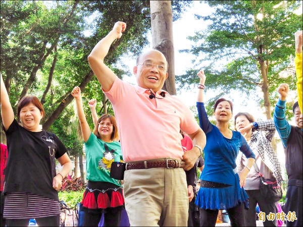 民進黨新北市長候選人蘇貞昌昨在新莊西盛公園，向舞蹈班婆婆媽媽現學現賣，跳起「凍蒜舞」。（記者陳心瑜攝）