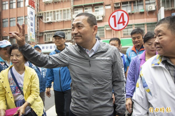 國民黨新北市長候選人侯友宜今早到新莊聯邦市場掃街拜票。（記者葉冠妤攝）