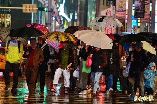 中央氣象局在今（1日）晚9點35分，針對新北市、基隆市發布大雨特報，對宜蘭縣、台東縣發布豪雨特報。（資料照）