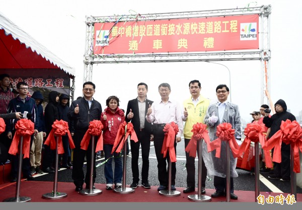 台北市長柯文哲（右三）1日出席萬華華中橋增設匝道銜接水源快速道路工程通車典禮。（記者羅沛德攝）
