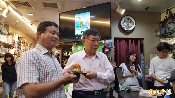 台北市長柯文哲今晚到友善店家體驗「Taipei Friendly GO!」解任務。（記者楊心慧攝）