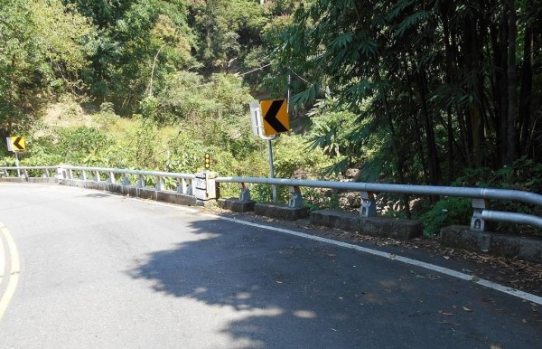 台3線新設的道路安全防護錏管遭竊走。（記者林宜樟翻攝）