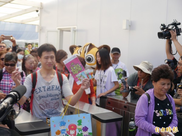 花博后里森林園區今日一早出現排隊人潮，9時開園約有近千人搶先參觀。（記者張軒哲攝）