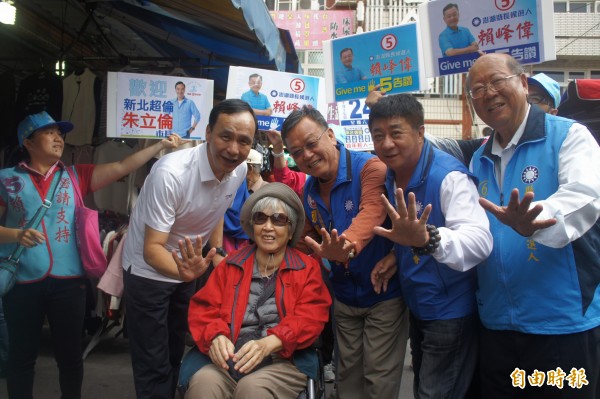 朱立倫前往北辰市場掃街，巧遇國民黨縣長候選人賴峰偉的母親。（記者劉禹慶攝）