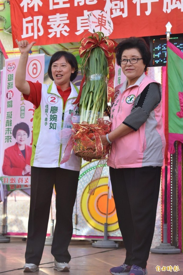 邱素貞（右）於南區樹仔腳後援會成立時，一度哽咽反駁她「得票高，一定當選」的不實耳語，強調「我們沒有分票的本錢」。（記者張瑞楨攝）