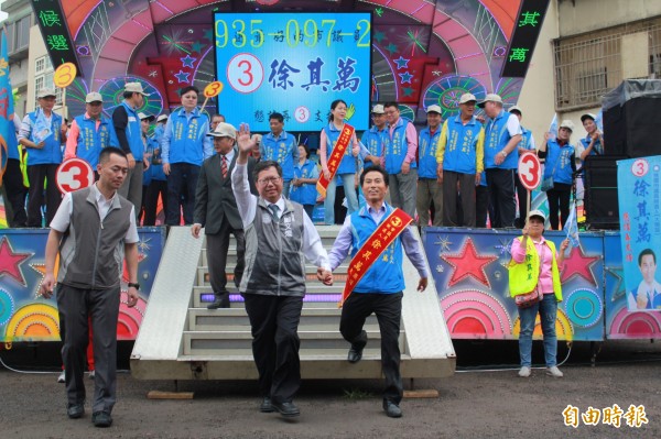 國民黨議員徐其萬三菓競選服務處成立大會，市長鄭文燦還牽著徐其萬向民眾致意。（記者謝武雄攝）