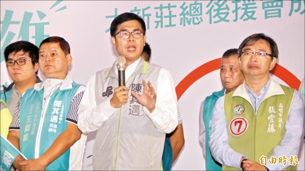 民進黨高雄市長候選人陳其邁昨晚舉行大新莊後援總會成立大會，強調此時投資高雄、投資左營，是正確選擇。（記者葛祐豪攝）