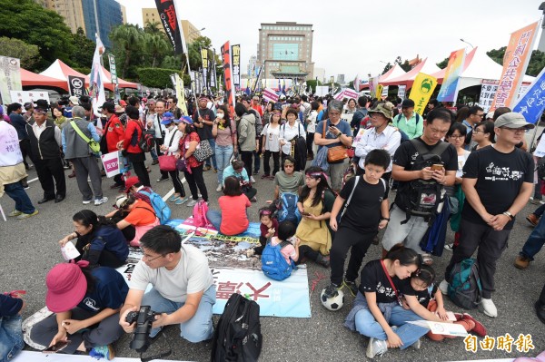 灣健康空氣行動聯盟3日舉辦「健康永續，藻礁永存」反空污大遊行，提出「反空污，要無煤」、「反黑手，護藻礁」、「反獨裁，救民主」訴求。（記者簡榮豐攝）