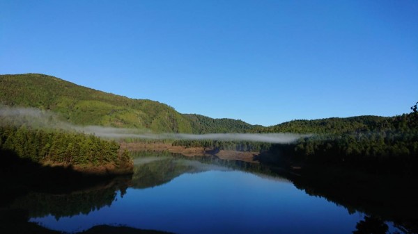 太平山翠峰湖適逢滿水期，湛藍湖域美不勝收，被譽為鑲在山區的藍寶石。（圖由黃清漢提供）