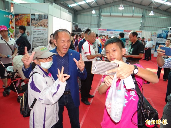 南市長候選人林義豐（左前藍西裝者）與粉絲開心玩自拍。（記者王俊忠攝）