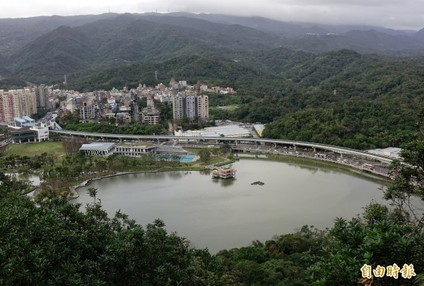 台北市內湖區大湖公園錦帶橋岸旁，發現一具浮屍。圖為大湖公園。（資料照）