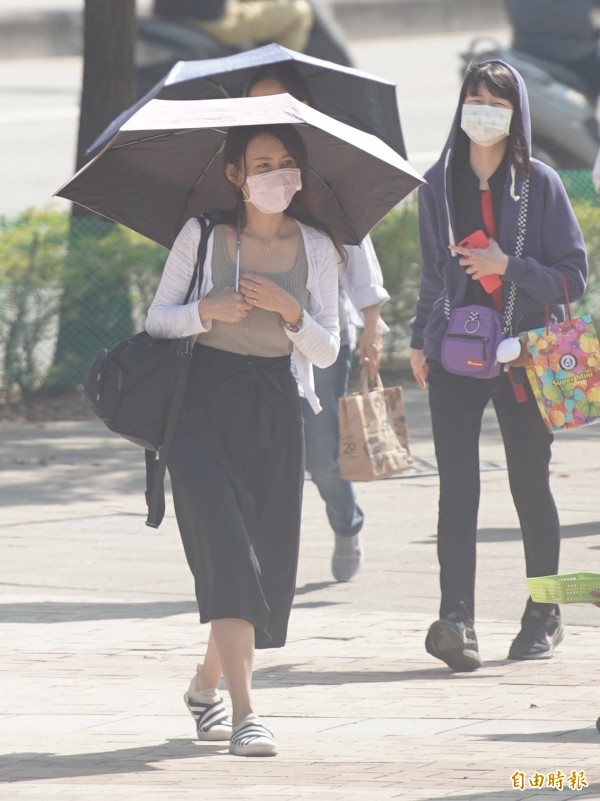 東北季風稍減弱，雲嘉南、高屏空品區位於下風區域，污染物易累積，今天南部空氣品質不佳。（記者黃志源攝）