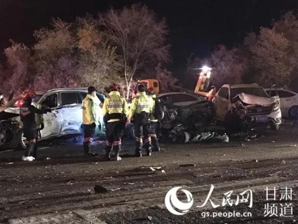 中國蘭州高速公路31車大車禍，已知致已知14死34傷。（圖擷取自網路）