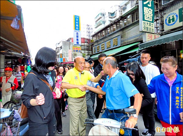 國民黨新北市長候選人侯友宜為涉貪官司纏身的議員候選人周勝考站台；民進黨新北市長候選人蘇貞昌批評「侯友宜好像葷素不忌」。（記者陳心瑜攝）