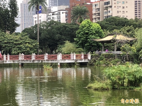 胡姓婦人陳屍在國父紀念館翠湖湖面，警方在附近涼亭找到她的衣物及留下的遺書。（記者姚岳宏攝）