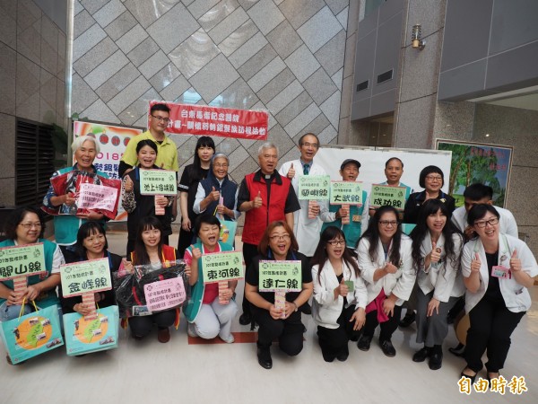 台東馬偕醫院啟動弱勢銀髮族點燈計畫，下週起兵分十路到偏鄉關懷獨居長輩。（記者王秀亭攝）