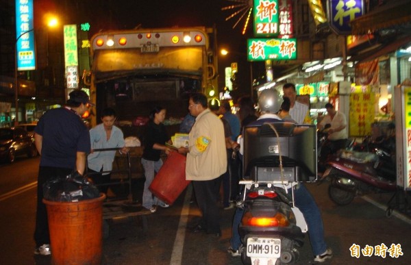 台北市有垃圾車駕駛酒駕遭攔查，被開單告發並扣車。示意圖，非當事垃圾車。（資料照）