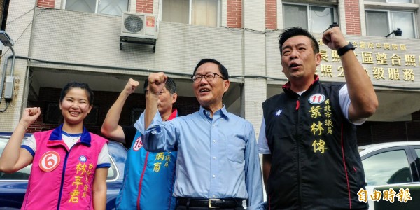 國民黨台北市長候選人丁守中（右二）。（記者簡惠茹攝）