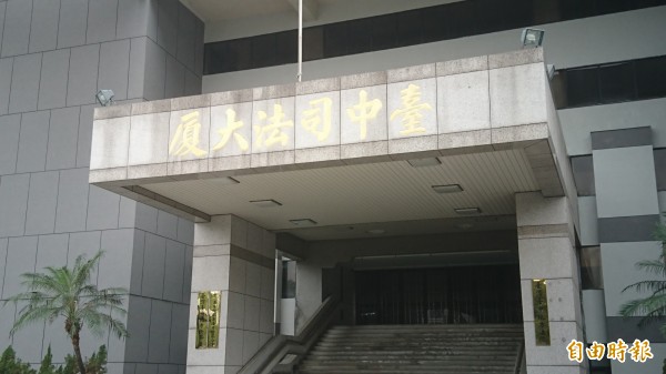 李姓大學二年級學生，去年4月在霧峰區柳豐路行人穿越道上，被遭何某騎機車撞及，造成脾臟撕裂傷、左脛骨骨折、左腓骨骨折、左肱骨骨折等傷害，休學1年，法官依過失傷害判何某3月徒刑，併應賠償62萬餘元。（資料照）