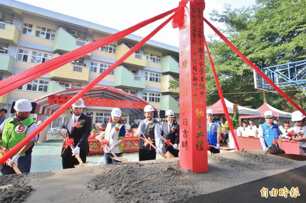 林佳龍座車遭單車衝撞前參加雙十國中活動中心改建動土典禮，強調給學生最好的學習環境。（記者蘇孟娟攝）