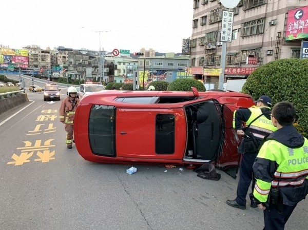 新北市土城、樹林兩地的城林大橋今天清晨傳出自撞翻車事故。（記者余衡翻攝）