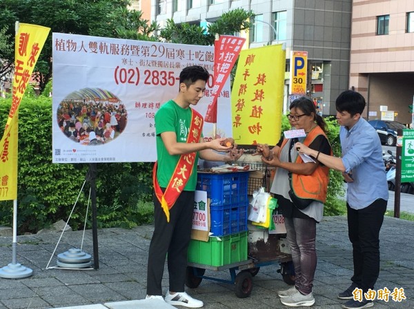 藝人李國毅擔任烤瓜一日店長。（記者楊綿傑攝）