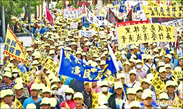 漁民赴立法院抗議生計受創，要求修正遠洋漁業三法。（記者羅沛德攝）