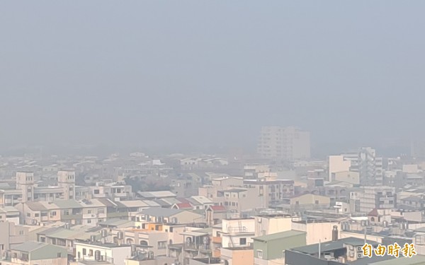 台南市上午霧霾夾擊，天空一片霧茫茫。（記者蔡文居攝）