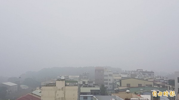 嘉市今天上午空氣品質糟透了，天空一片霧茫茫。（記者丁偉杰攝）