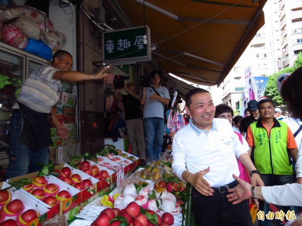 國民黨新北市長候選人侯友宜今天早上至蘆洲一連掃了三個菜市場拜票。（記者陳心瑜攝）