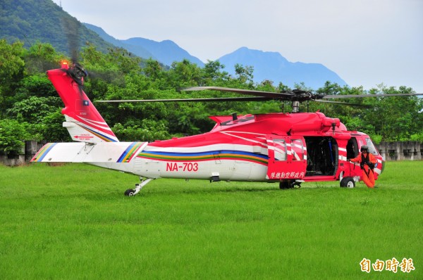 空勤總隊今天從花蓮機場起飛，至干卓萬山三角點吊掛頭部創傷患者下山。（記者花孟璟攝）