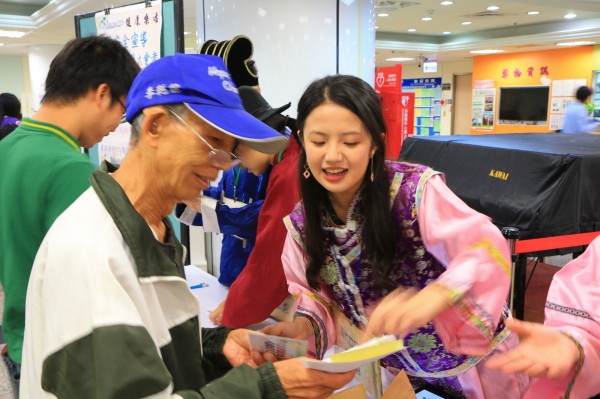 適逢立冬，新北市立聯合醫院今天在三重院區舉辦食補調養活動。（新北市立聯合醫院提供）